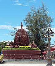 Durian / Fruit Memorial in Kampot by Asienreisender